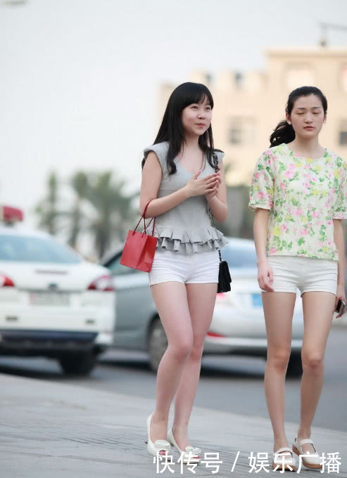 微胖小姐姐短裤搭配短袖T恤穿出紧致感，网友：满十八岁了吗
