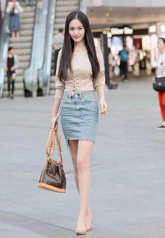 街拍：夏天小姐姐更喜欢肉丝袜，非常舒服的感觉