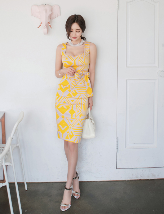 傲人身材的紧身裙美女，年轻又漂亮，腿部显得更加修长！