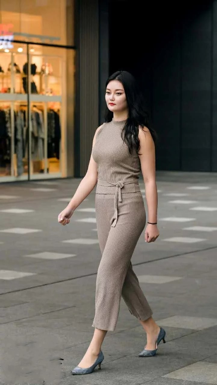 自带温柔气质的雪纺套装，穿在微胖小姐姐的身上，妩媚身姿堪称极