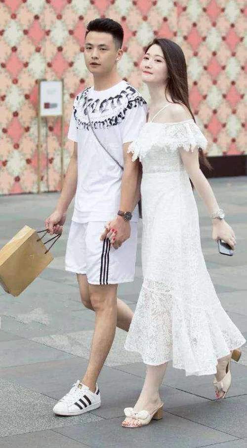 街拍:小姐姐上身一件清凉的吊带背心,看起来非常性感!