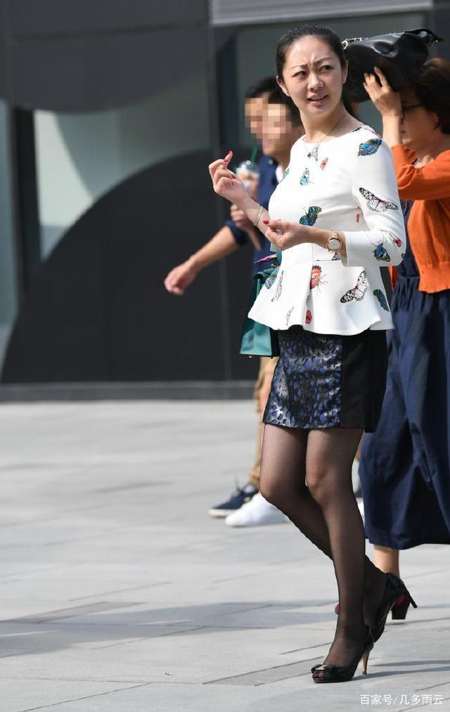 【解决】辣妈真聪明,在皮裙上开几个洞,完美解决了不透气的问题