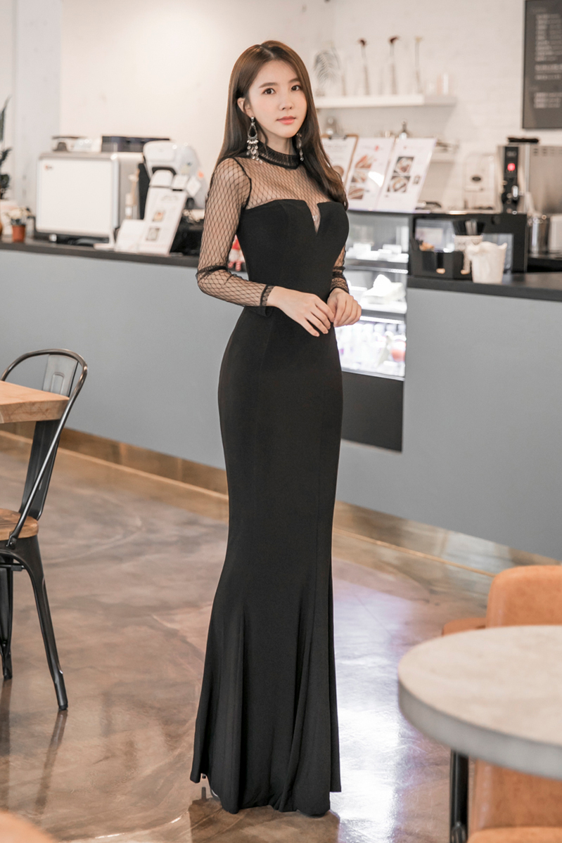 小姐姐一袭黑色网纱连衣长裙，尽显庄重大气的美