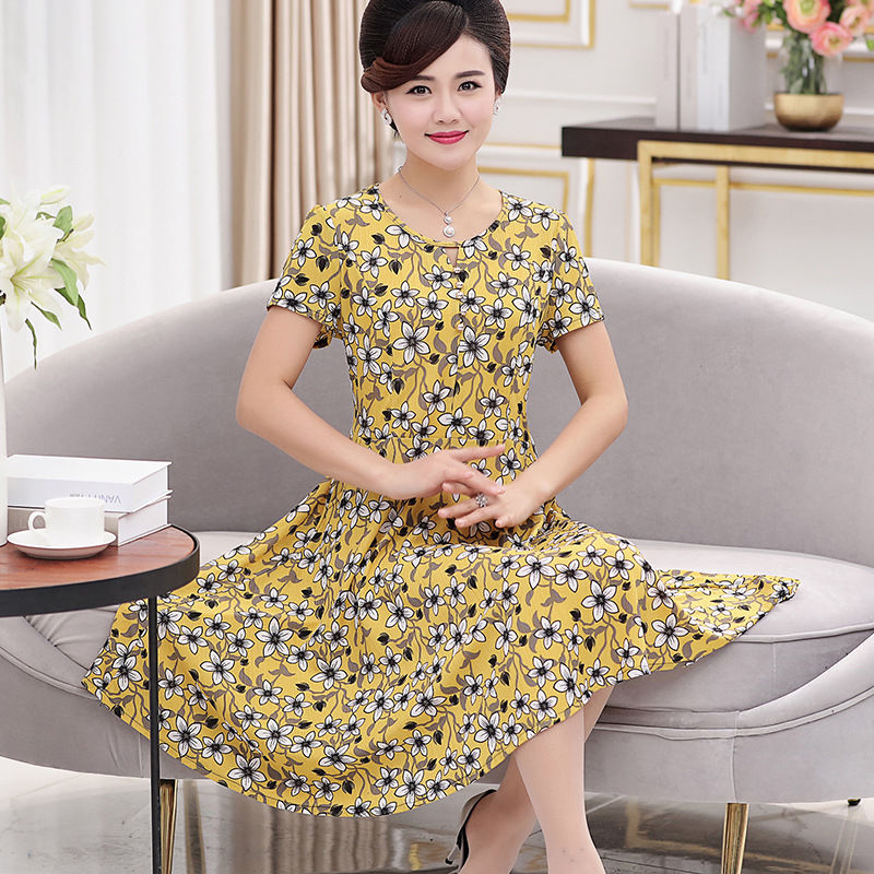 夏季到了妹子要露出香肩才迷人，一条一字肩连衣裙，尽显妩媚动人