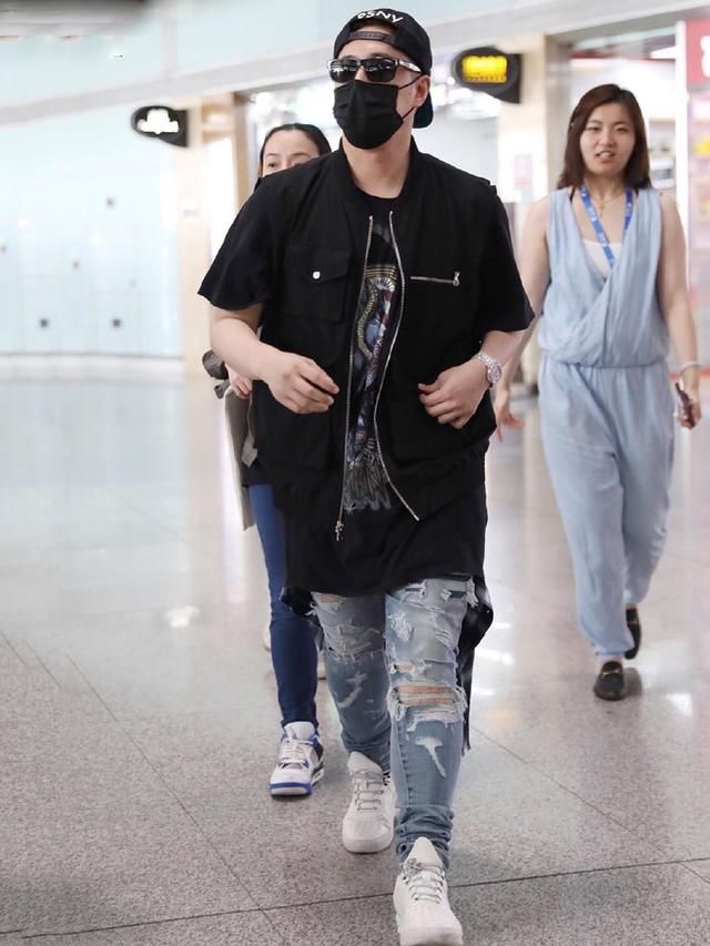 潘玮柏穿错衣服，后面还拖了件衬衫，网友：腿去哪儿了？