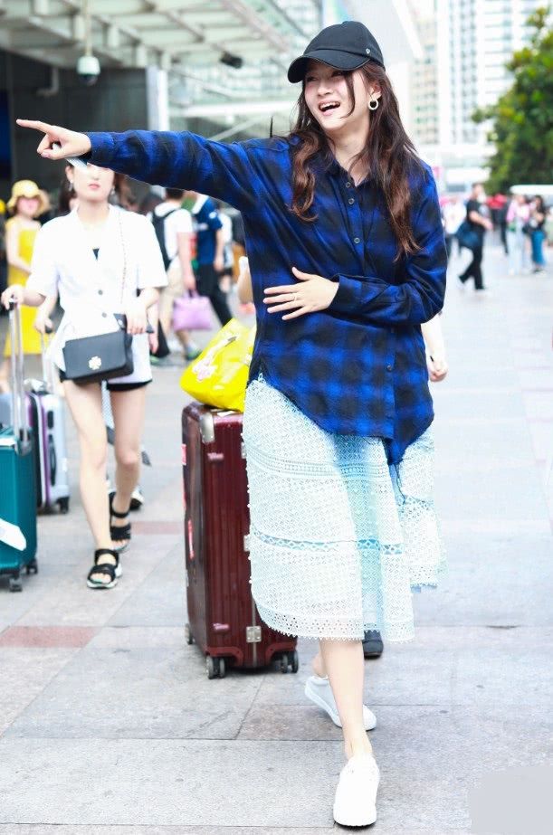 关晓彤偷穿鹿晗衬衫笑开了花，搭配的丑不丑已经不重要了，任性!