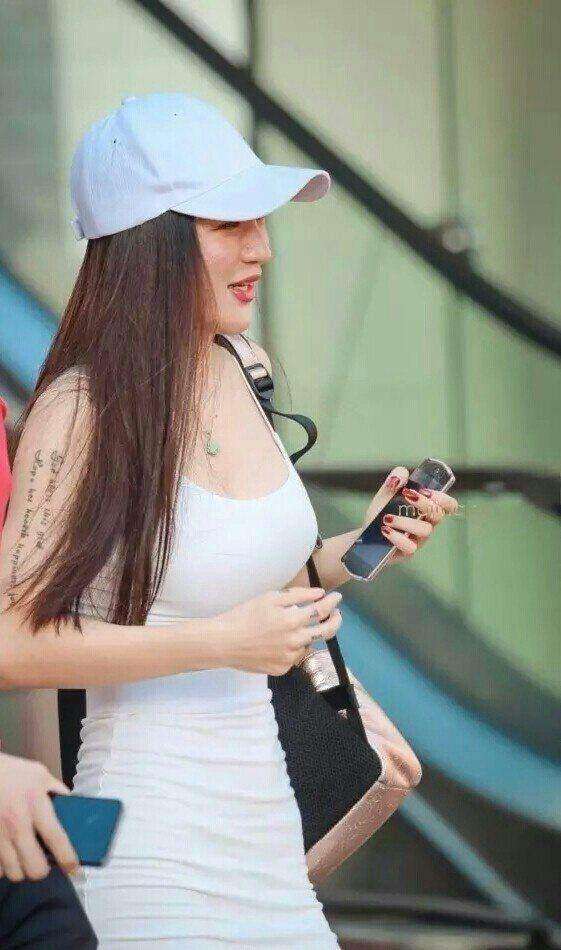 街拍：气质辣妈穿紧身包臀裙，勾勒身材真好看