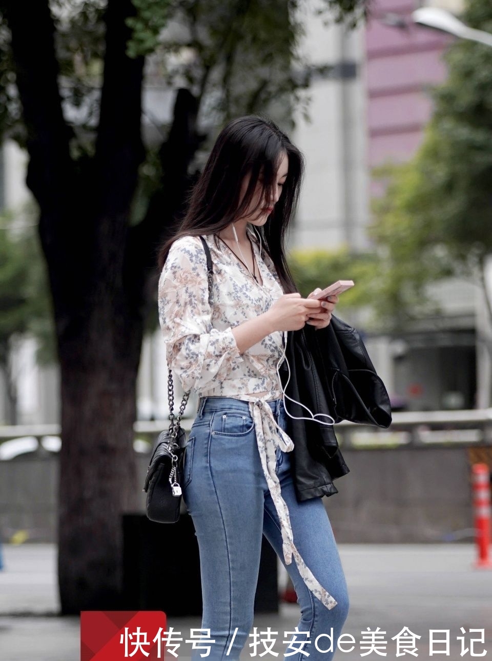  「牛仔裤」街拍：只要身材好，哪怕最简单的衬衣牛仔裤也是完美的
