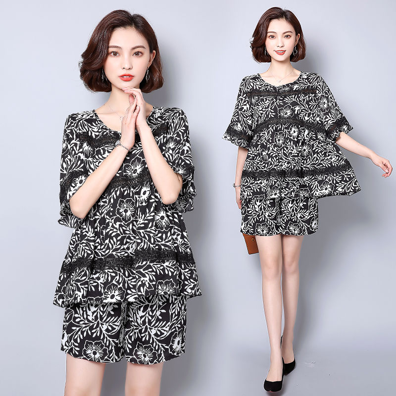 如果你不喜欢长裙，建议你穿短裤套装+裸鞋，拉长身材显高雅