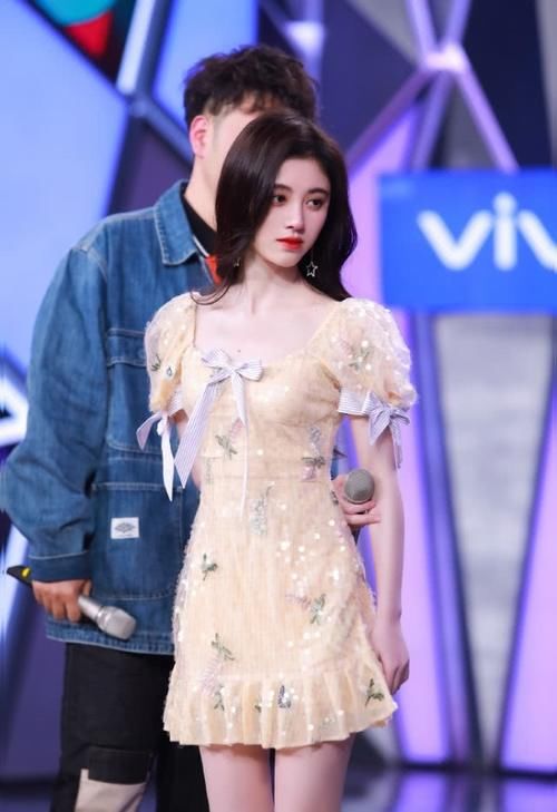  快乐：淡黄色长裙蓬松的头发！鞠婧祎新造型亮相快乐大本营，引网友热议