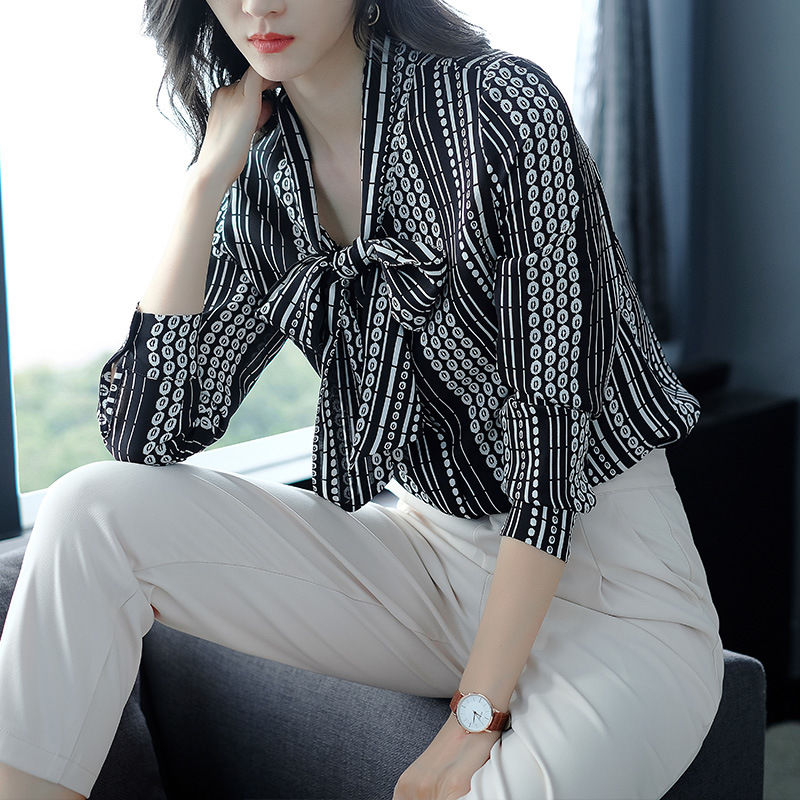 女人一旦过了40，可不要随意穿搭，瞧下图穿搭，背影都美爆