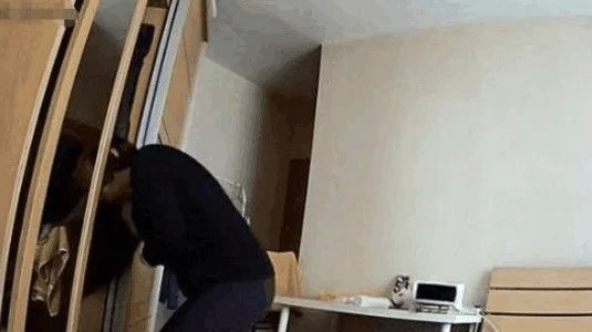 女主播出门忘关摄像头,随后这事儿让直播间炸