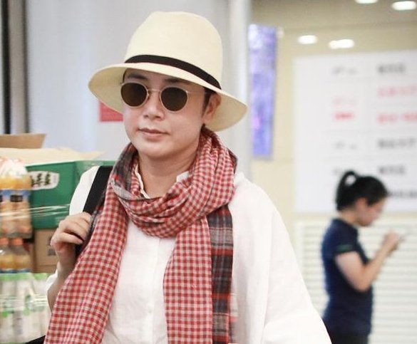 49岁蒋雯丽，49岁许晴，两人机场近照曝光，画风竟如此尴尬