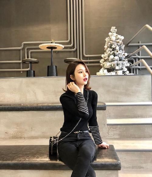  『身型』清爽出众的牛仔裤，秀出曼妙身型，给人一种淡淡的优雅！