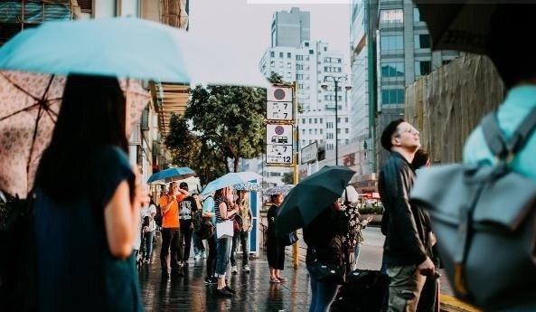 90后小伙在香港做了3年服务员,晒出12月收入,还以为看错了！