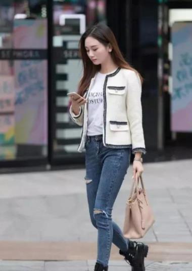 『蓝色』街拍:戴墨镜的美女,蓝色短裤搭黑丝袜露背装,尽显少女美