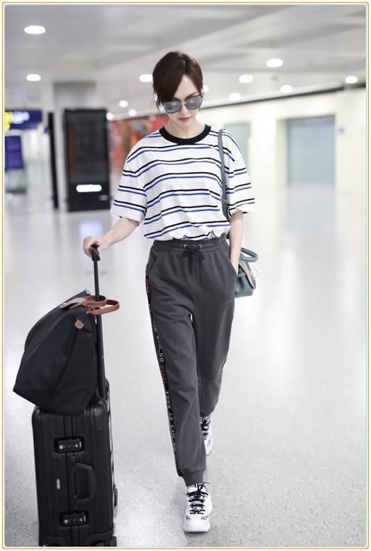 唐嫣为博眼球，肩带上系了两个蝴蝶结，网友：这也太撩人了吧！