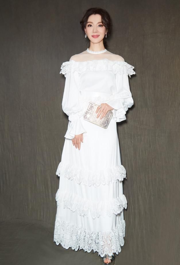 陈数穿这么简单，穿错小女孩的鞋子就出门，女神气质藏不住!