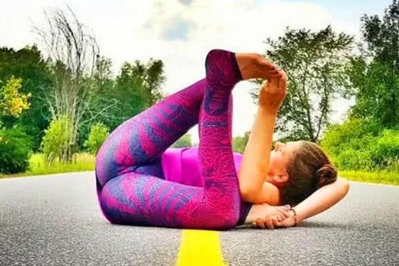 5个瘦腿的瑜伽动作, 女神都在做, 紧实大腿曲线, 练出修长美腿