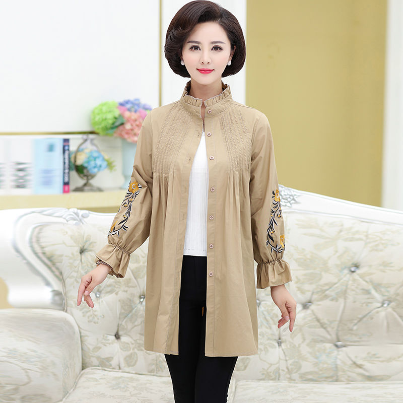 女人过了45岁，就该往死里打扮，瞧妈妈穿的修身外套，令人惊艳