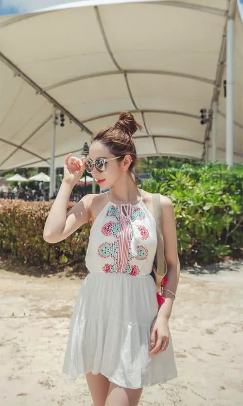 纯美短裙穿出甜美夏日风，暖心笑容灵动十足