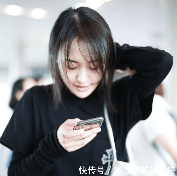 郑爽素颜现身脸上爆痘, 嘴角伤口瞩目, 慌忙捂嘴