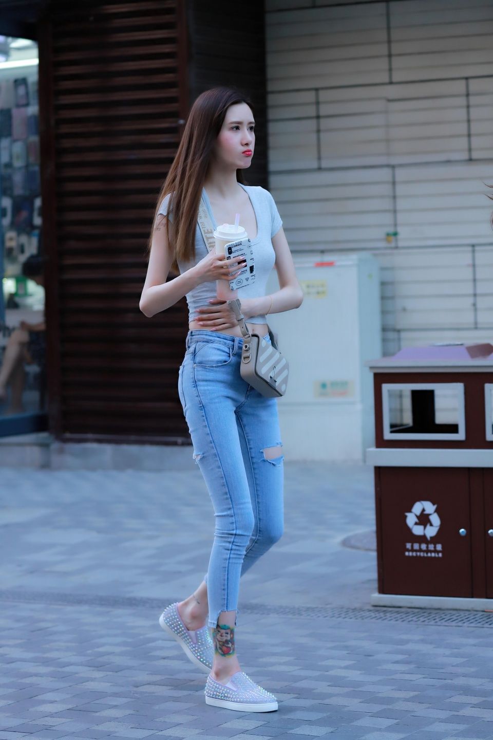 路人街拍，牛仔裤和时尚的帆布鞋这样搭配起来，分分钟美成女神