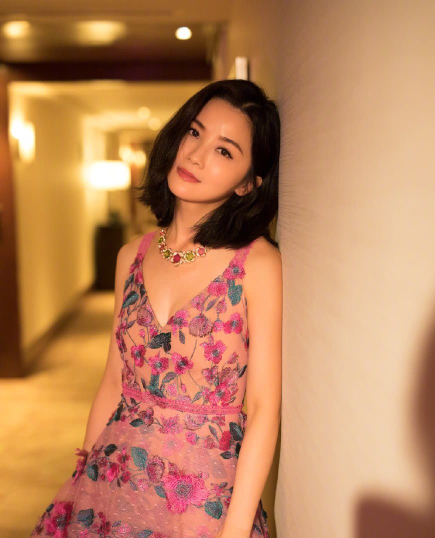 蔡卓妍真敢穿！这么宽松的裤子都能撑起来，网友：勒的不难受吗？