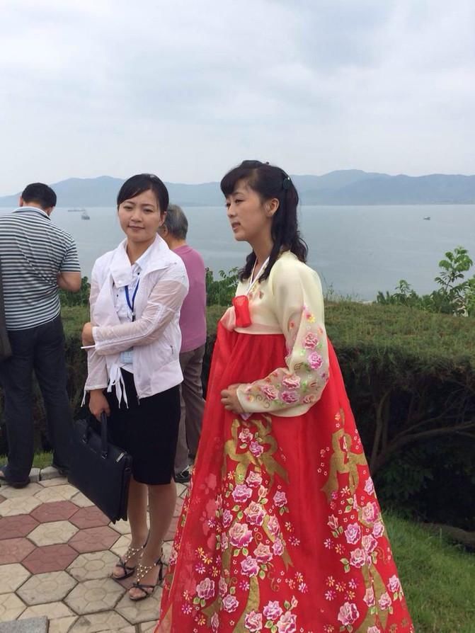 朝鲜女人穿衣,有钱的像90年代,普通的像80年代