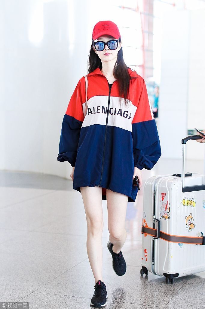 宋轶偷穿“男友”衣秀长腿甜笑少女范  疾跑赶路不忘挥手互动粉丝