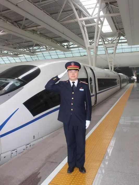  『高铁司机』新时代·铁路榜样丨冯剑坚：追梦三尺台 驰骋万里路