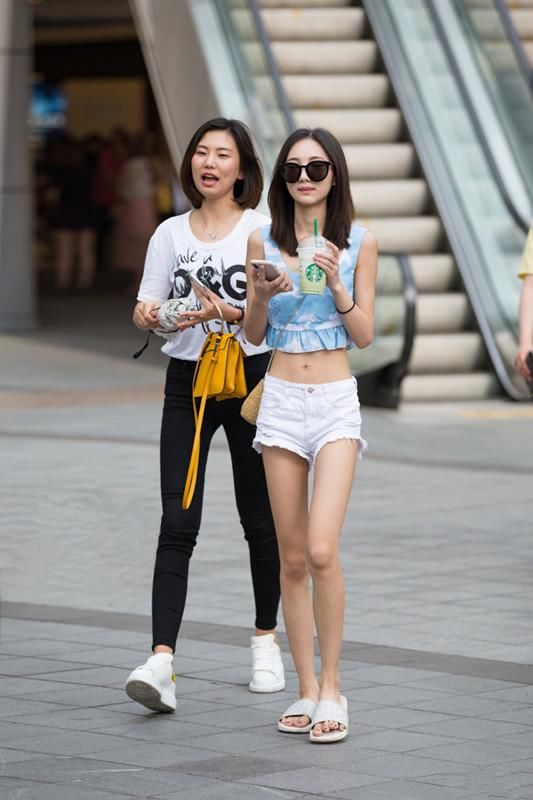 路人街拍，修身的牛仔裤，搭配出时尚美