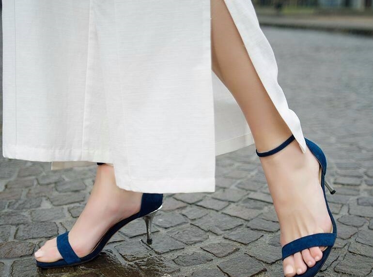 『女性』简约气质的高跟凉鞋,一字带设计散发女性的魅力风情