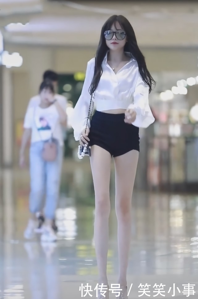  [美女]美女只因踩了双“凉皮鞋”，时髦高级，还凹出1米2“仙鹤腿”