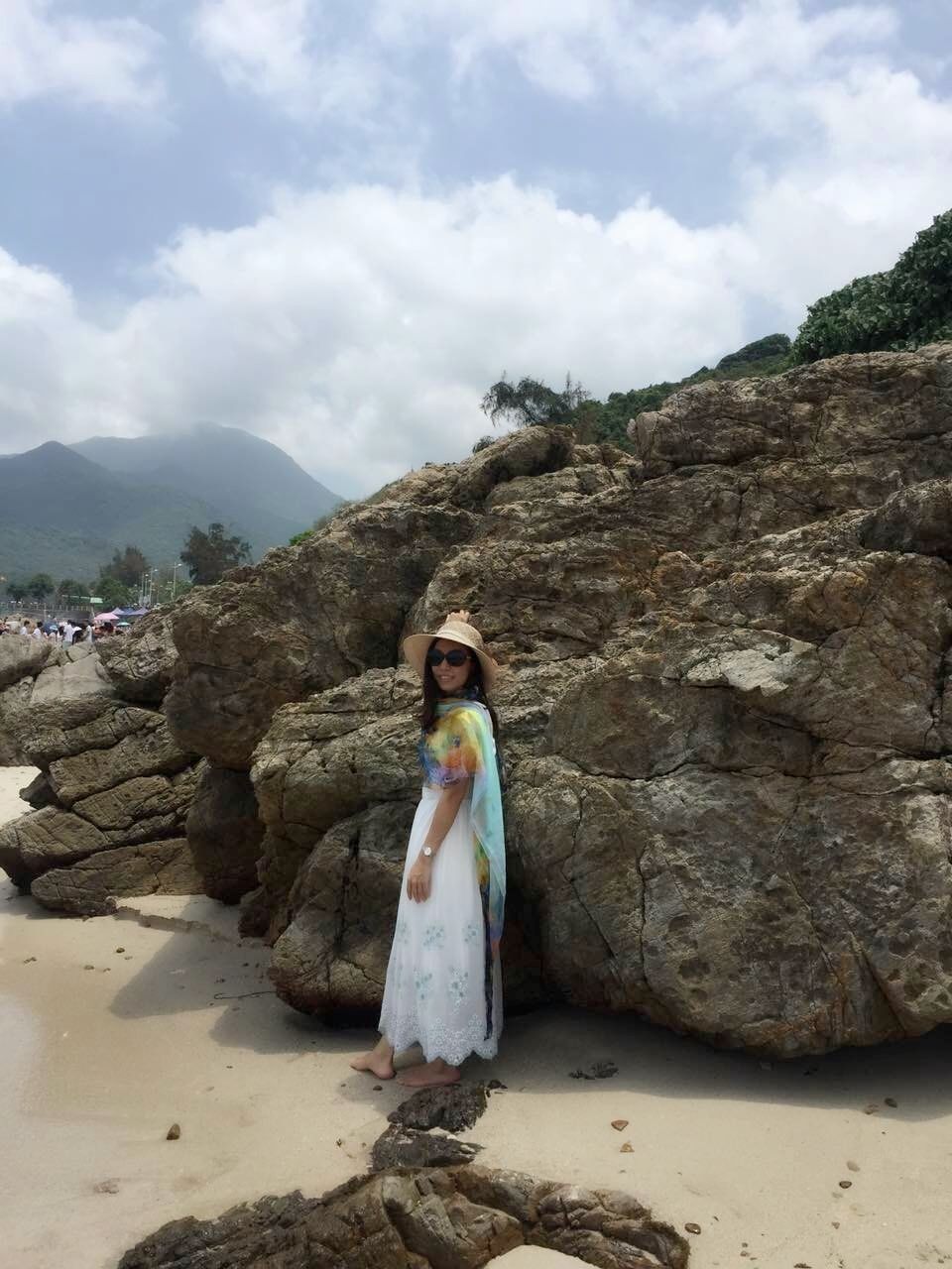 深圳南澳杨梅坑海边的飘逸美女