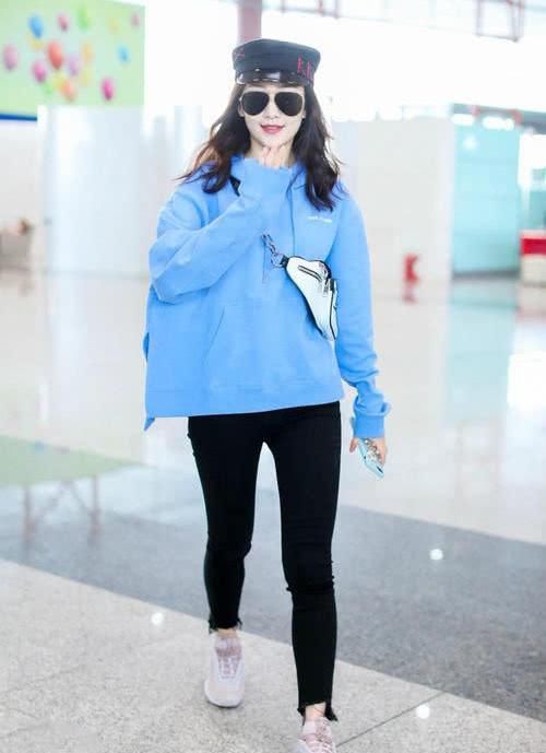 「王鸥」王鸥美出新高度,穿鹅黄卫衣塞半个衣角凹造型,依旧清新女神