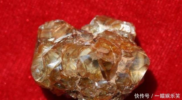  姑娘■农村姑娘在地里挖到1宝石，专家：价值连城，最终上交国家