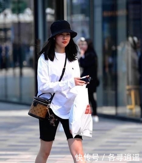  『粉色』街拍：眉清目秀的美女，一件粉色上衣配牛仔裤，青春靓丽气息