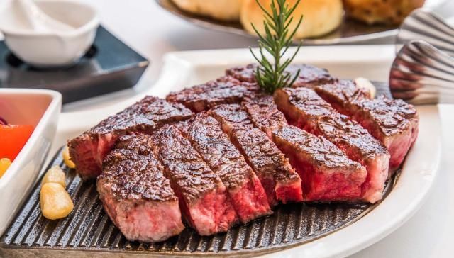 闺蜜吃牛排,坚持要十分熟,服务员一脸尴尬,老板