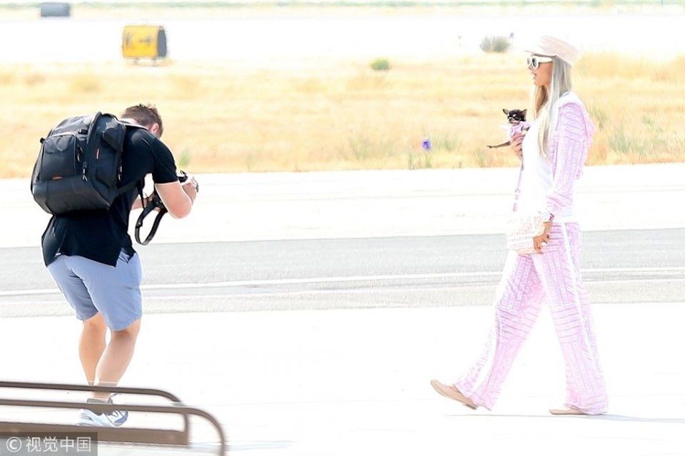 帕丽斯希尔顿与未婚夫乘私人飞机度假 脱外套搬行李亲力亲为变女