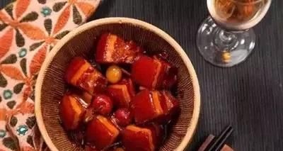  沥干油分■八道新派粤菜，用料广泛、手艺精湛