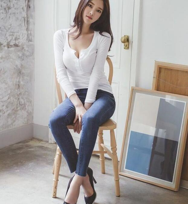 时尚街拍:干练洒脱的牛仔裤美女,穿出美好身姿!