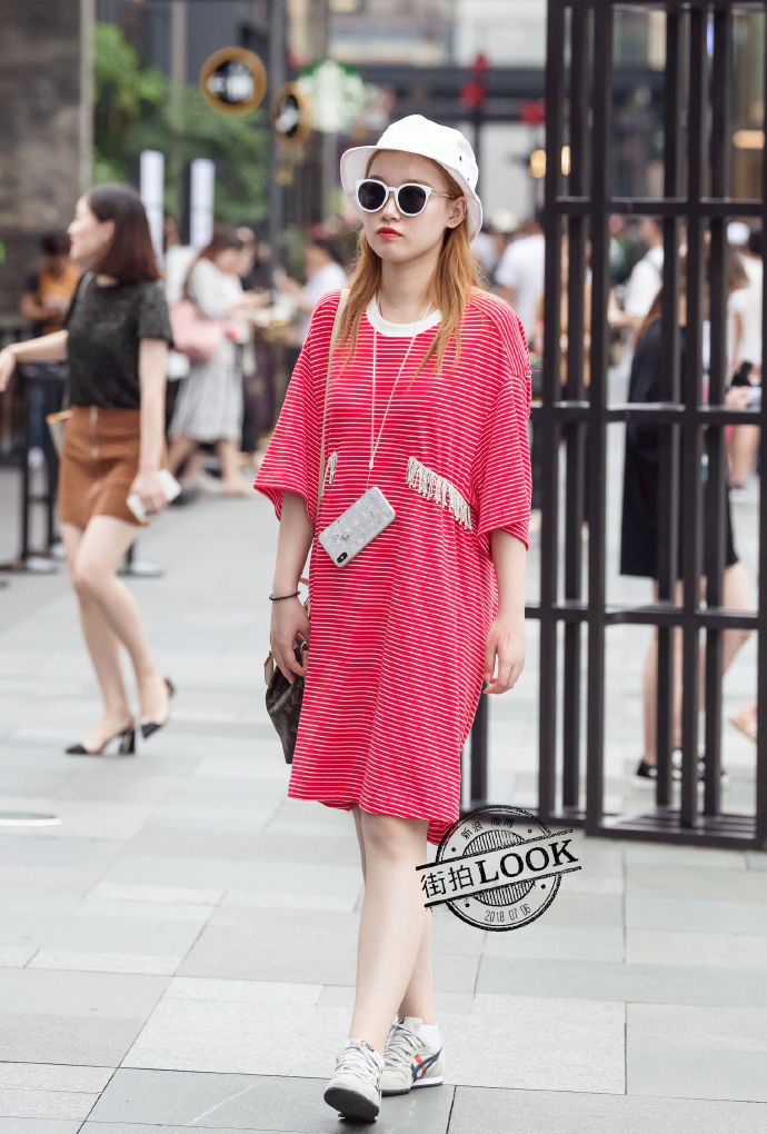 街拍成都:几套随性利落的穿搭，配上高颜值，秀出自信的美!