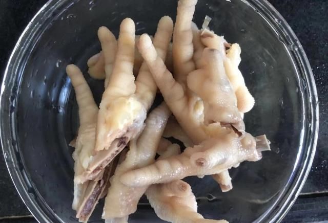  「柠檬鸡爪」它是天然的“护肤品”，口感Q弹嫩滑，满满的胶原蛋白，远离皱纹