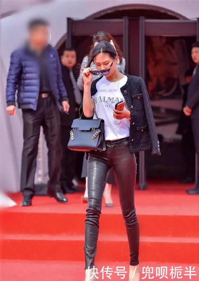 「都市女性」都市女性搭配高跟鞋,让职业装也带着成熟的气息