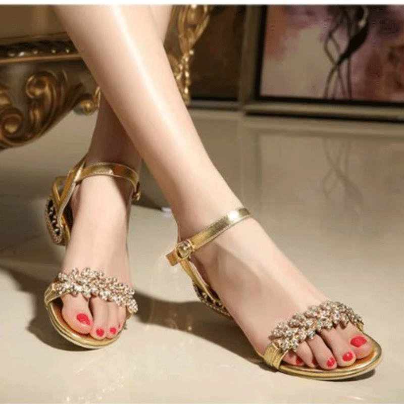 鞋子那么多，还是水钻凉鞋最撩人，拉长双腿，三寸金莲惹人爱