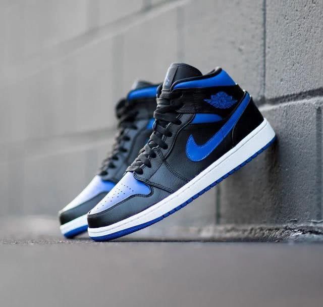  『新品』小黑蓝 AJ1 Mid 又有新品了！荔枝皮鞋身质感超细腻！