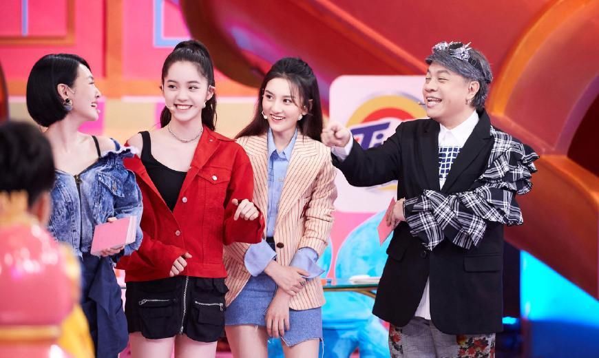 欧阳娜娜和宋祖儿同框比美，哪怕只差1岁，风格气质却大不相同!