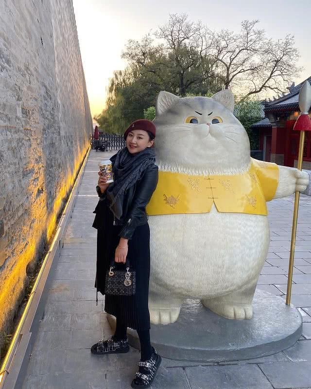  针织：何雯娜好会穿，灰色针织裙配黑色打底，气质高级又养眼