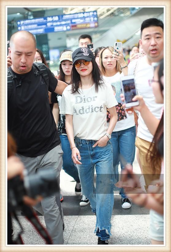 张韶涵又瘦了？紧身仔裤硬是穿成阔腿裤，网友：能有80斤？